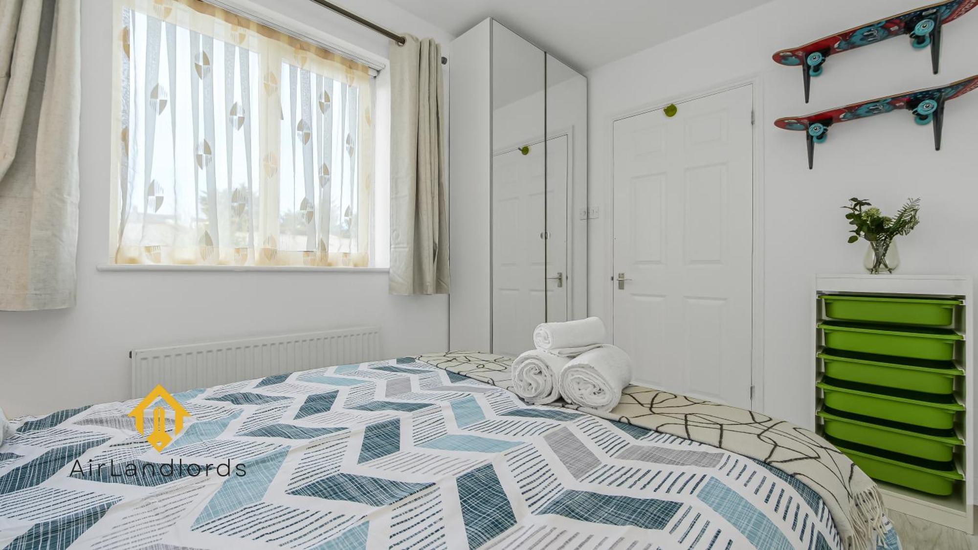Exclusive 3 Bedroom House Near Manor House! *