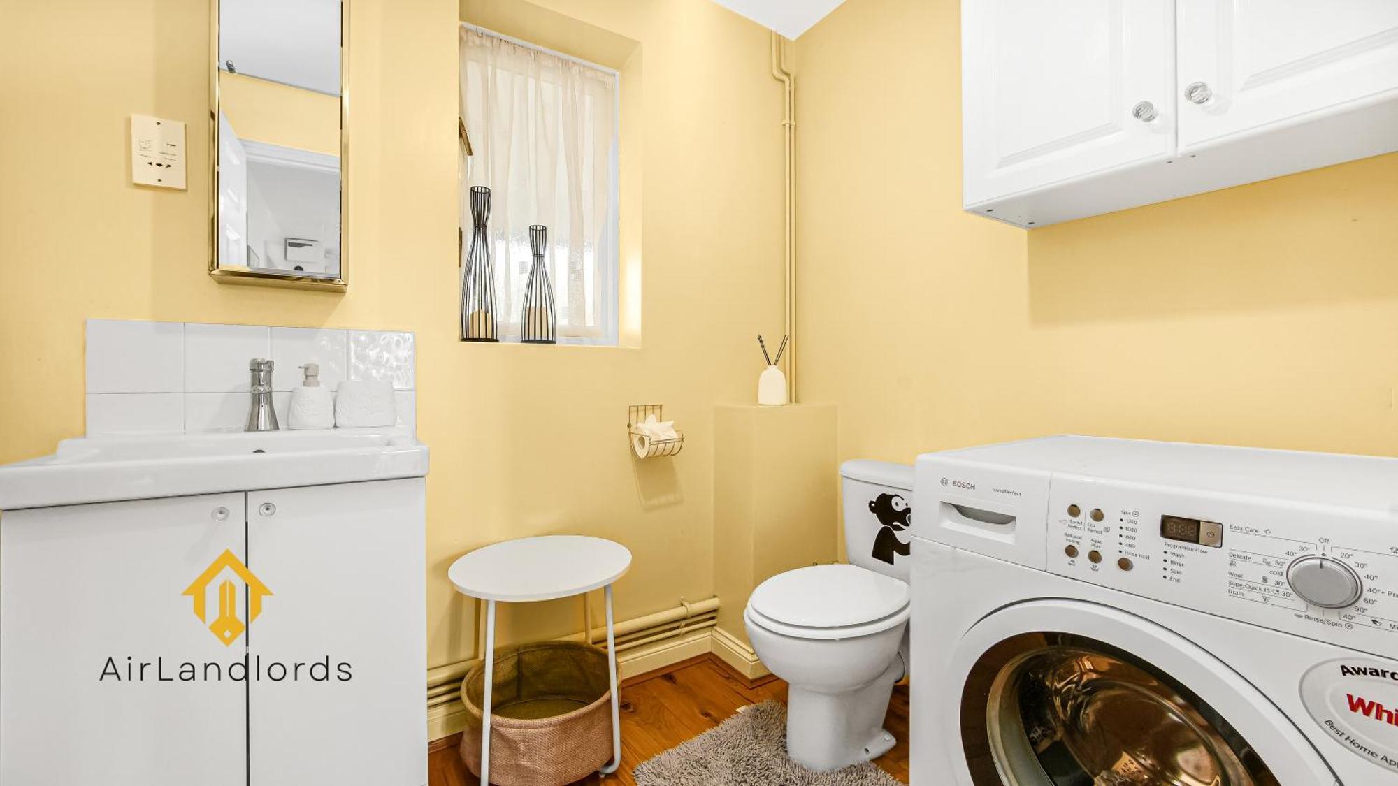 Exclusive 3 Bedroom House Near Manor House! *